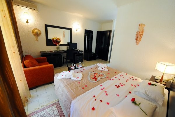 Với khách đang trong kỳ nghỉ Honeymoon bạn có thể chuẩn bị để tạo bất ngờ cho khách